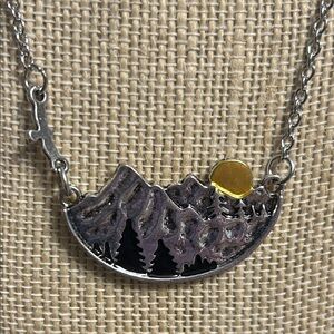 🍒Silver Tone Mountain Range Scenic Necklace🍒